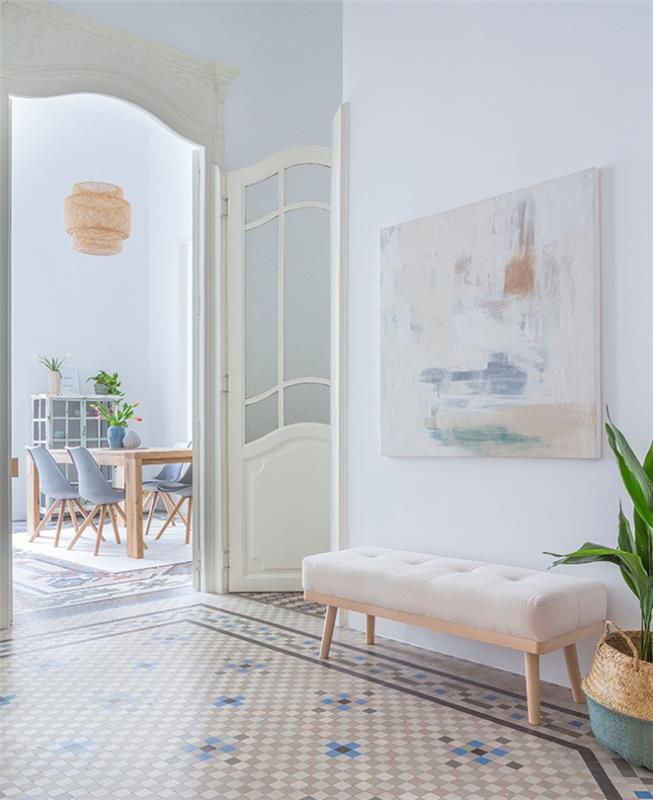 prostorna predsoba z vinilnimi talnimi cementnimi ploščicami v nevtralnih tonih in zelo svetlimi pastelno modrimi stenami, pomirjujoča dekoracija hodnika