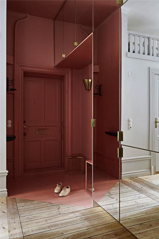 zamisel o barvanju hodnika in vhoda, vhoda s stenami in vrati, pobarvanimi v isti rožnati barvi, vhodne omare z ogledali