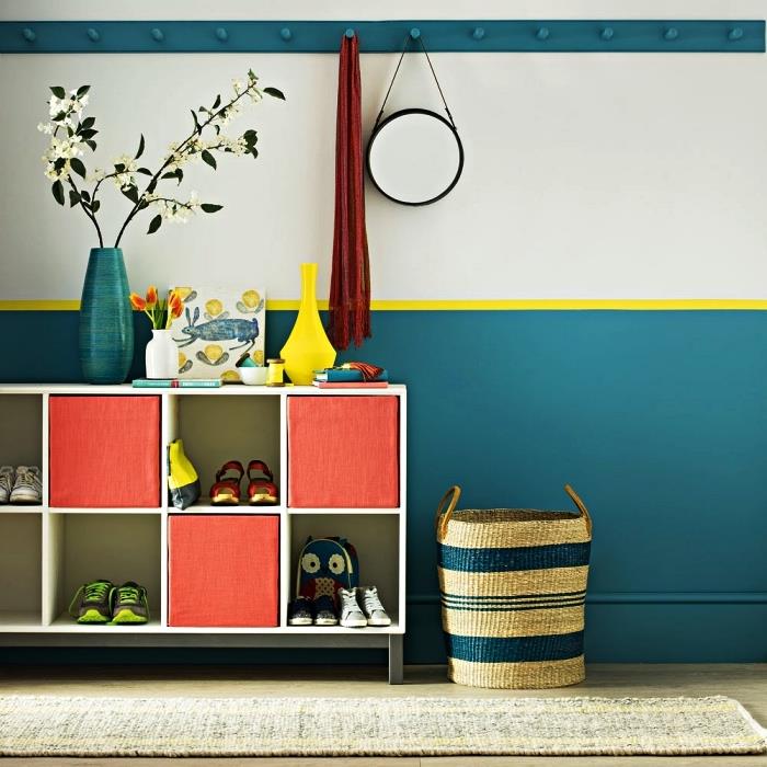 ideja za slikanje hodnika in vhoda, vhodna dvorana s podlago, pobarvano v pavovo modro barvo, omejeno z rumenim trakom, omara za čevlje