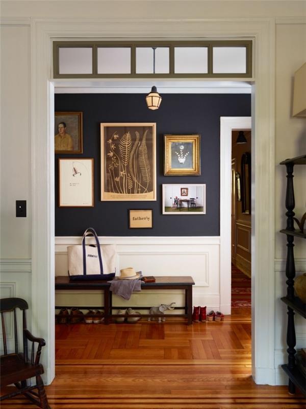 zamisel o slikanju hodnika, ki združuje polnočno modro barvo na zgornjem delu stene in belo pobarvano podlago za lep kontrastni učinek, dekoracijo hodnika kot galerijo s starinskimi okvirji na modrem ozadju