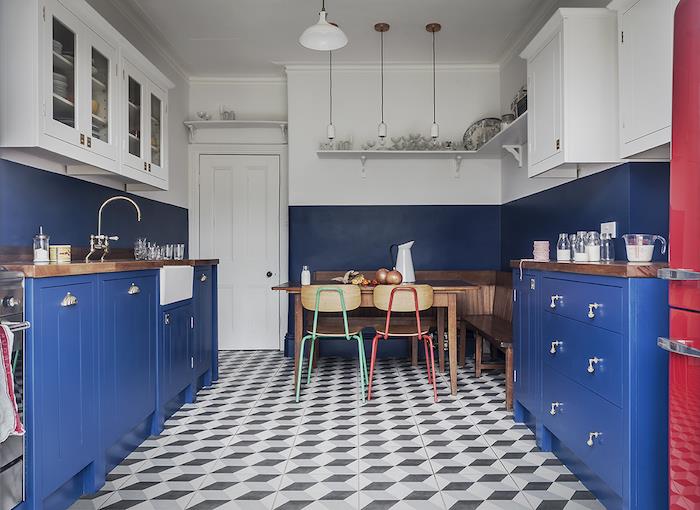 mutfak mobilyalarında gece mavisi ve lacivert mutfak boya rengi, gri ve beyaz geometrik karo zemin, beyaz duvar üniteleri, kırmızı vintage buzdolabı