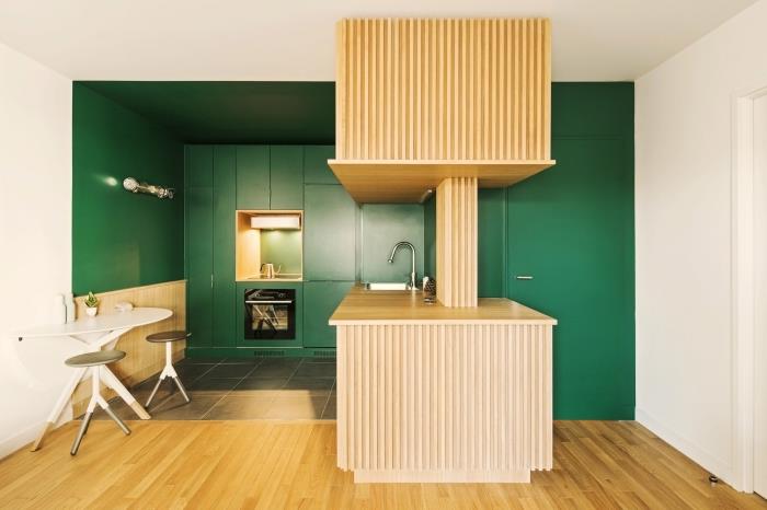 kuhinjska dekoracija v zelenem in lesu, ideja odprte kuhinjske postavitve z zelenim pohištvom brez ročajev