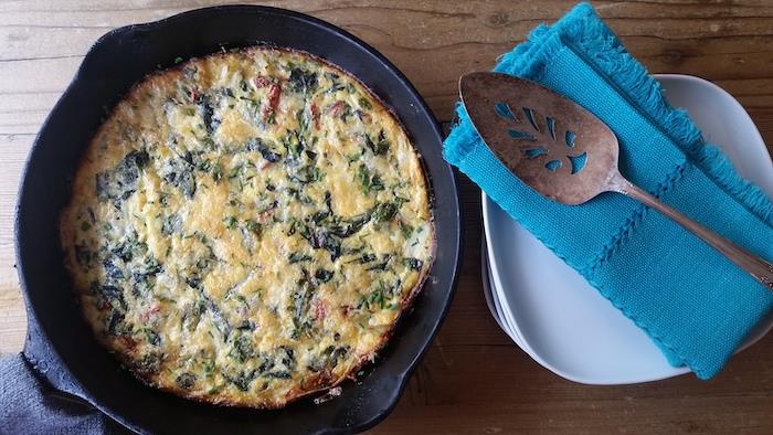 Frittata di uova con spinaci, padella con frittata, rižini facili po ceni