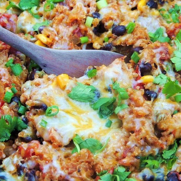 Cena sfiziosa e veloce per amici, macinato di pollo con quinoa, prezzemolo tritato e koruza