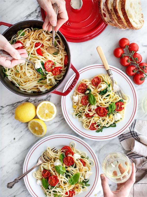 Linguine al pomodoro, rametto di pomodorini, fette di limone, cosa cucino stasera