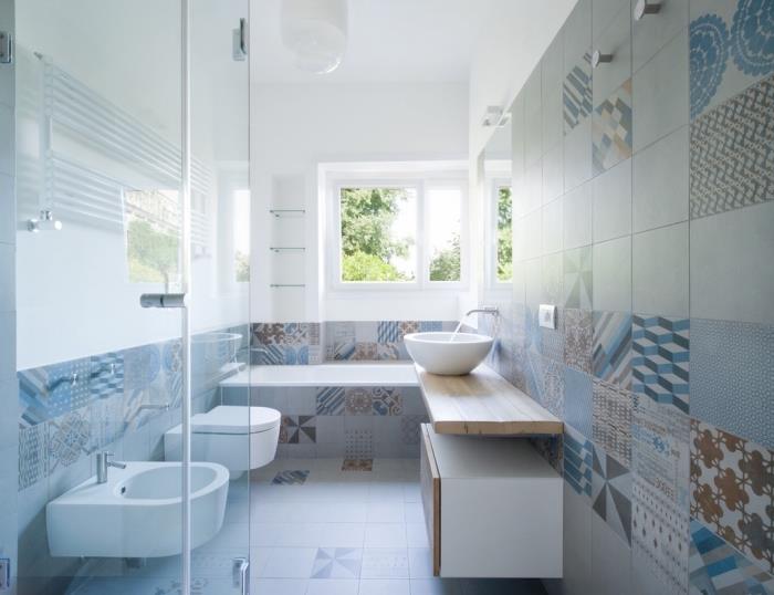 minkštųjų tonų klampios cemento plytelės, padengiančios minkštumo ir spindesio kupinas šio vonios kambario sienas ir grindis