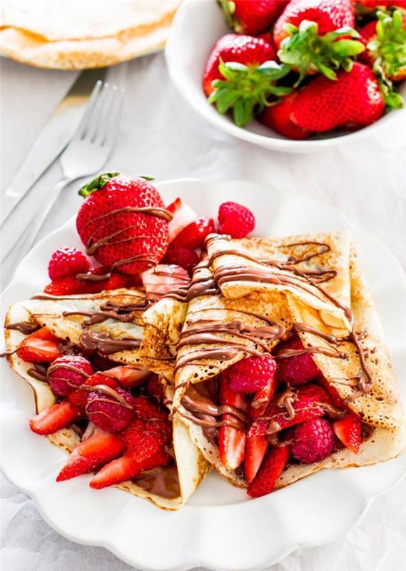 nutella čokoladna in jagodna palačinka recept za gurmanski zajtrk s prijatelji