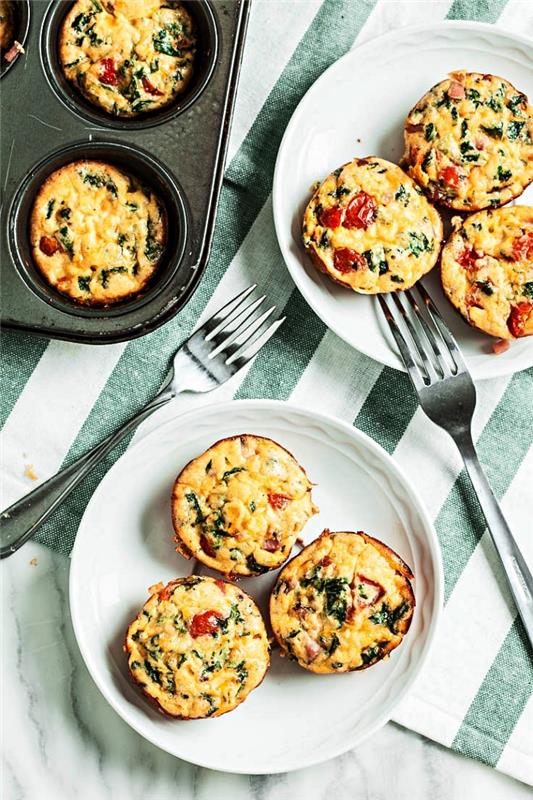 mini daržovių kišenė be tešlos, baltyminiai pusryčiai iš sūdytų kiaušinių bandelių, mini špinatų ir saulėje džiovintų pomidorų fritatų