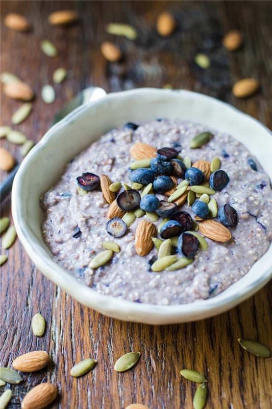 kremalı kinoa lapası, glutensiz yulaf ezmesi, tohum ve fındıktan oluşan proteinli kahvaltı