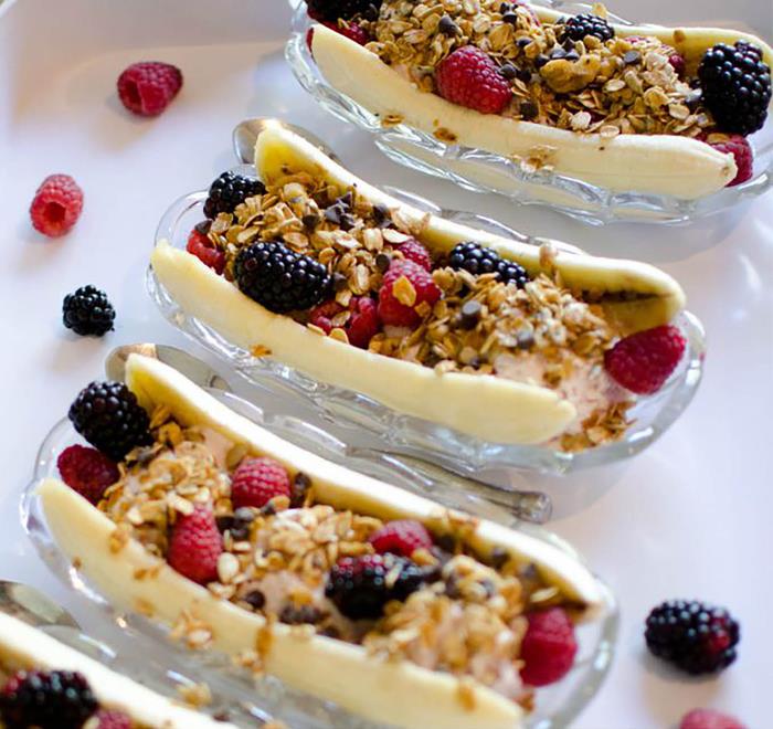 bananas su jogurtu, musliu ir uogomis puikiai tinka sveikiems pusryčiams, kurį galima valgyti kaip desertą