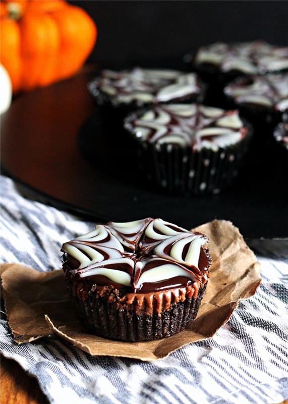 voratinklio glajų šokoladiniai bandelės, greitas ir lengvas Helovino pyragas, desertas Helovino aperityvo receptui