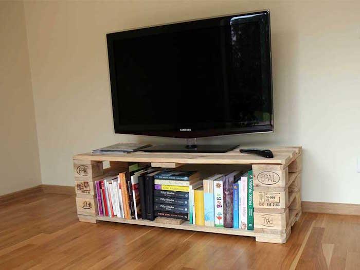 DIY ideja o izdelavi pohištva iz palet za televizijo v dnevni sobi