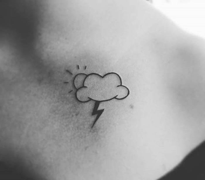 maža tatuiruotė ant peties moteris debesis saulė žaibo idėja tatuiruotė raktikaulis