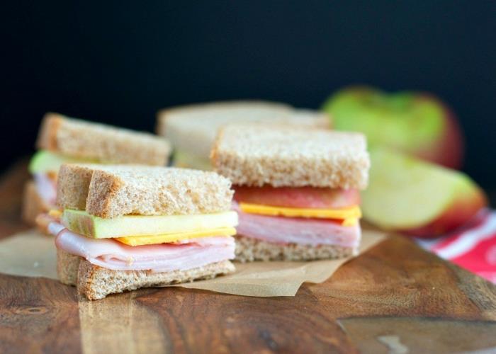 ideja za piknik, recept za sendvič s tremi sestavinami, rezine jabolk, cheddar in šunka med dvema rezinama polnozrnatega kruha, kako na piknik