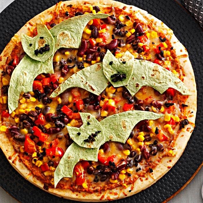 Ekmeği içinde yarasalarla süslenmiş Meksika cadılar bayramı pizzası, cadılar bayramı yemeği için orijinal tarif