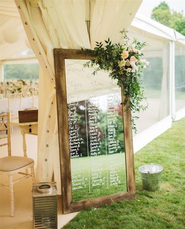 „pasidaryk pats“ vestuvių derliaus veidrodinio stalo planas su mediniu rėmu, svečių sąrašas baltomis raidėmis parašytas ant stiklo