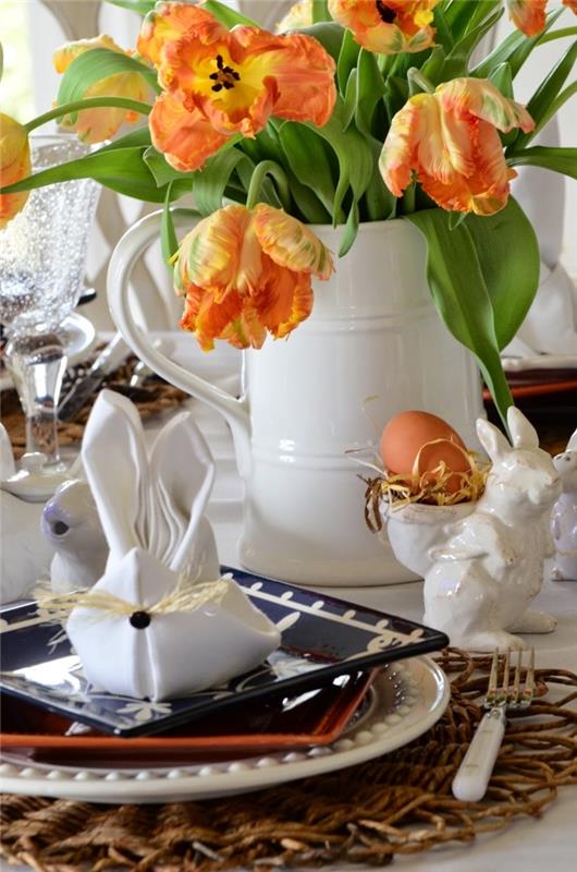 lale paskalya masa dekorasyonu, seramik tavşan yumurta tutucusu, güzel bir siyah beyaz tabakta düzenlenmiş paskalya tavşanı peçete