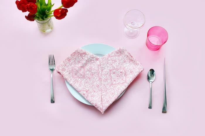 paprastas širdies servetėlių sulankstomas modelis, skirtas originaliam Valentino stalo papuošimui sukurti