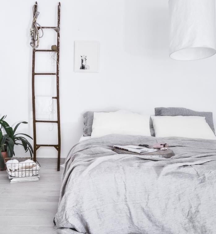 İskandinav yatak odası düzeni fikri, İskandinav mobilyaları, gri ve beyaz nevresimler, geri dönüştürülmüş merdiven, depolama, gri parke