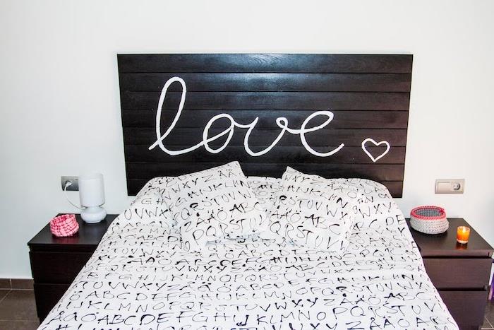 naredite vzglavnik iz temno rjavega lesa z napisom ljubezen v beli barvi, grafično črno -belo posteljnino, nočne omarice iz rjavega lesa