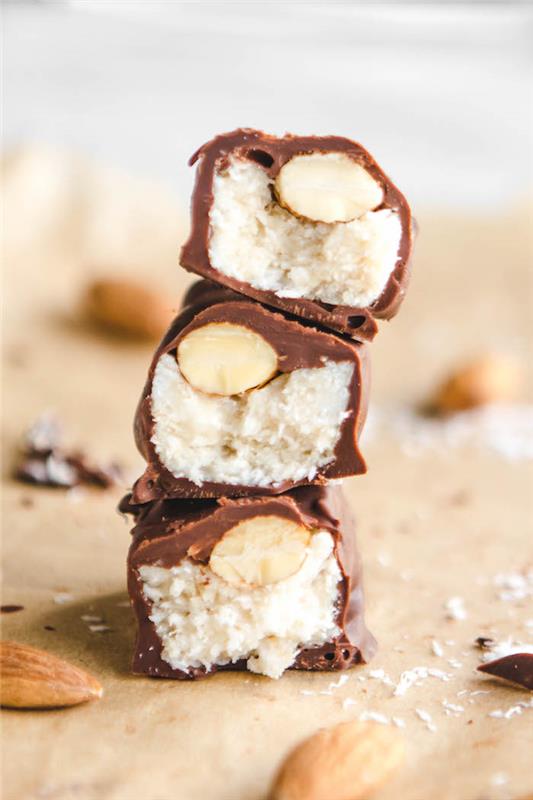 čokoladne ploščice s čokoladnim prelivom na naribanim kokosom in zgornjim mandljem, kaj jesti za hujšanje