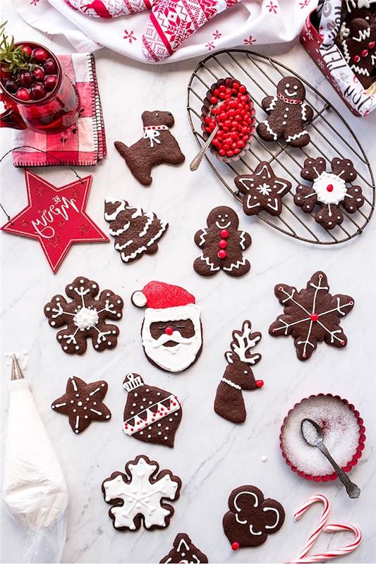 Božični piškotek s kakavom z belo kraljevsko glazuro in rdečo dekoracijo za ustvarjanje vzorcev ovsenih kosmičev, Božiček, Božiček severni jelen, zvezda
