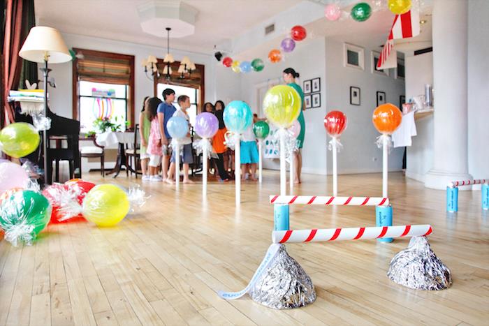 engelli parkurlu kapalı bir doğum günü partisinin nasıl organize edileceğine dair fikir, renkli balonlardan yapılmış doğum günü dekorasyonu