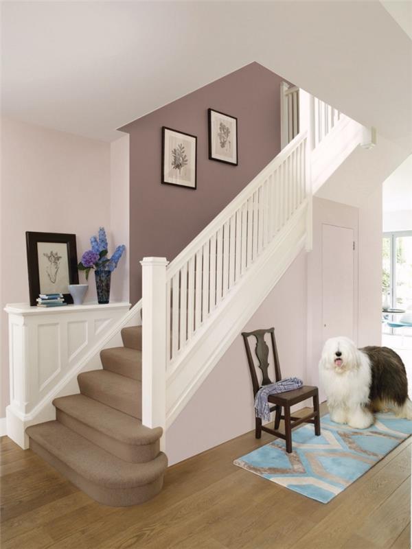 stopnišče pobarvajte v 2 barvah istega tona, bledo rožnati in stari rožnati barvi, ki se popolnoma ujemata in ustvarjata mehko in žensko vzdušje v predsobi