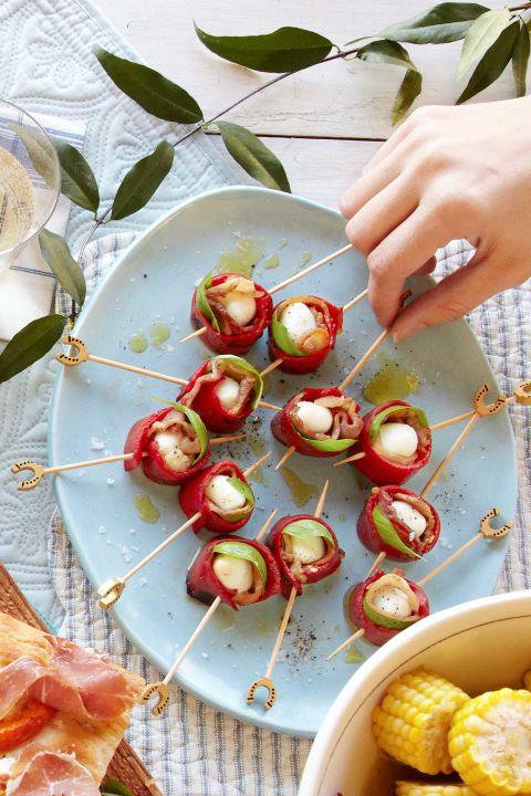 recept za piknik, nasoljena nabodala, kuhan poper, majhne kroglice mocarele in slanine, predlog za enostaven obrok za piknik na plaži