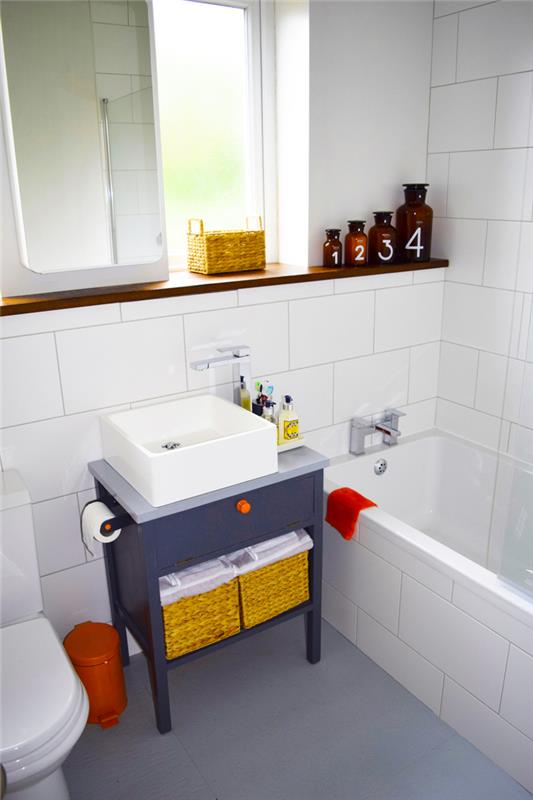 majhna enota z umivalnikom in dodatnim prostorom za shranjevanje, idealna za majhno kopalnico