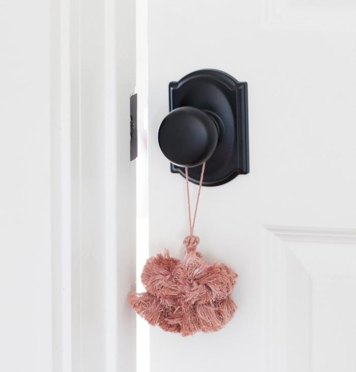 lep način, da poudarite črni gumb omare, okrasni pompon z rožnatimi vrati za precej boemske elegantne poudarke