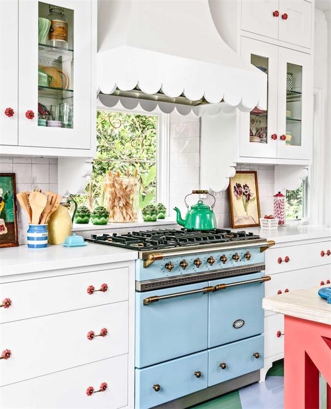 idėja atnaujinti savo virtuvę, kaip pakeisti baldų rankenas, virtuvės fasadas perdažytas balta spalva, orkaitė - pastelinės mėlynos spalvos, senovinė virtuvė