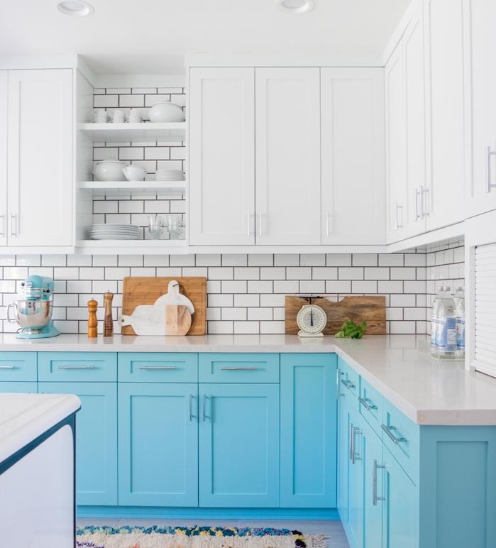 mavi alt dolaplı ve beyaz üst dolaplı beyaz ve mavi mutfak modeli, beyaz metro döşemeli sıçrama, odunsu vurgular