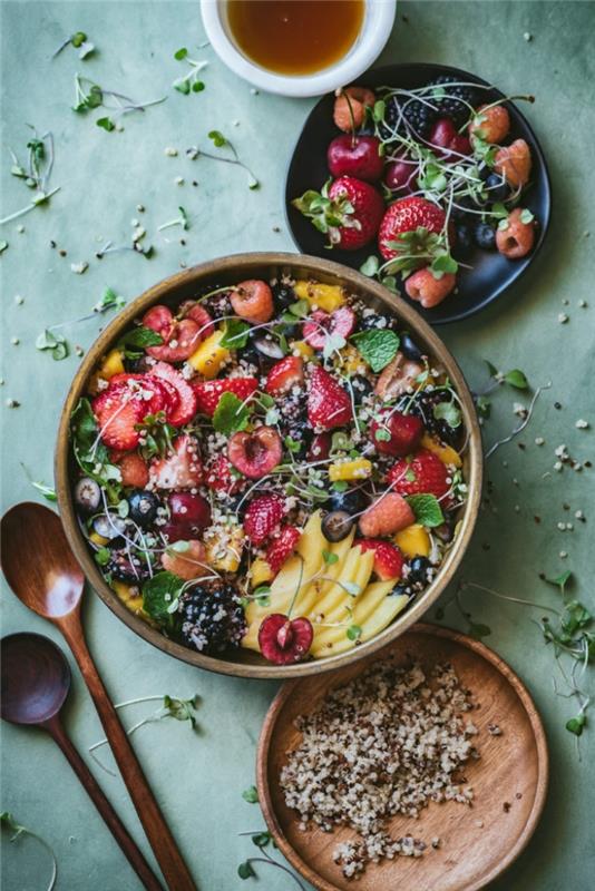 idėja liekninantiems quinoa, vaisių ir mikrožalumynų pusryčiams, idealiai tinka pradėti dieną dešine koja