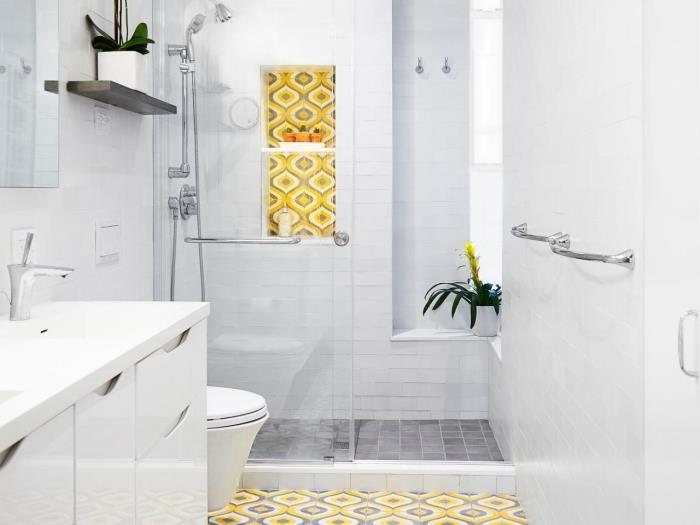 küçük banyo 4m2, koyu ahşap duvar raflı banyo saklama ucu, sarı fayans deseni