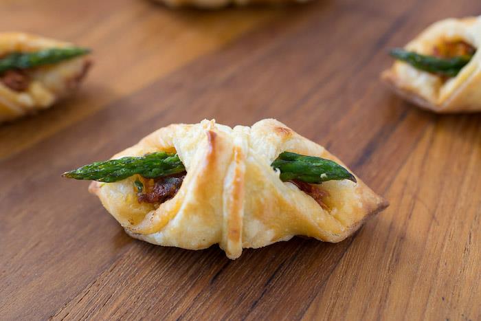 pate ile sarılmış kiraz domatesli ve kuşkonmazlı mini tuzlu apero kruvasan, bireysel apero yemeği örneği