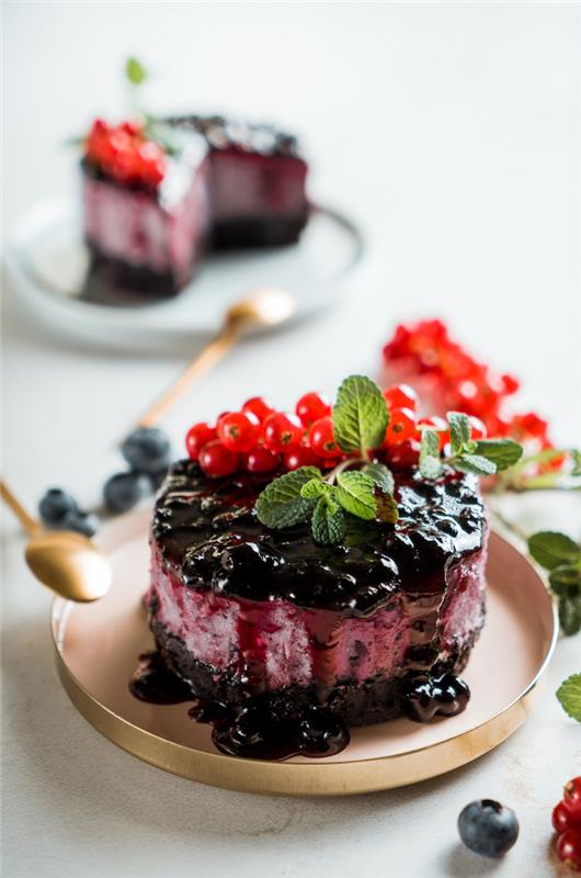 recept oreo cheesecake z oreo piškotno osnovo in smetanovo kremo, mascarponejem in borovničevo marmelado