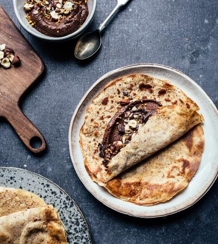 glutensiz cepe salçası, üzerine tahinli fındık ve dövülmüş ceviz serpiştirilmiş zayıflama kahvaltısı