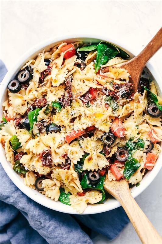Toskanos vasaros salotų receptas, šalti farfalle makaronai, su pomidorais, špinatais, alyvuogėmis ir raudonosiomis paprikomis