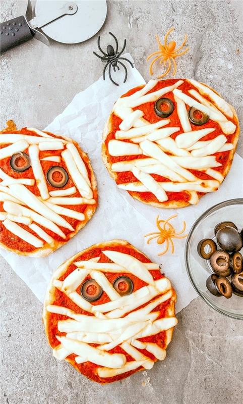 slani recept za noč čarovnic za aperitiv za večerjo na temo noči čarovnic, paradižnik in mumija mini pizza iz mumije