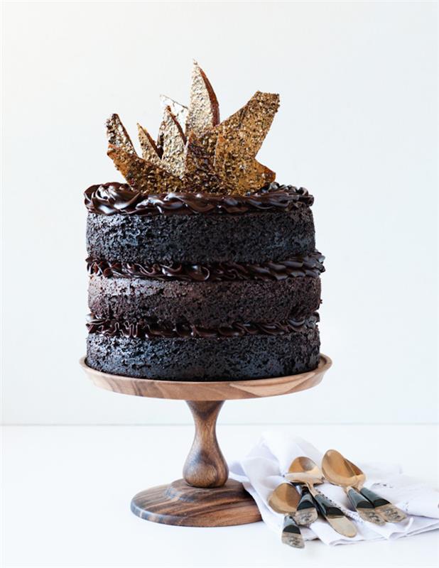 Pyragas, pripildytas fondanto šokoladinio pyrago recepto, skirtas suaugusiojo gimtadienio juodajam šokoladui 80% tortui