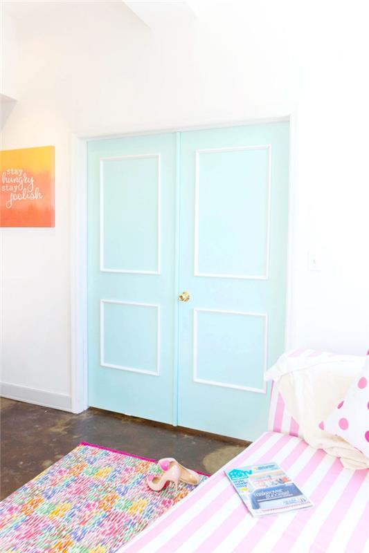 pastelinės mėlynos spalvos vidinių durų danga su baltais batono lipdiniais, moteriškas pastelinių tonų svetainės dekoras