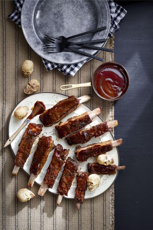 recept za noč čarovnic glavna jed pečenih kotletov na žaru z omako z žara in njihova sablasna predstavitev, ki posnema rebrasto kletko