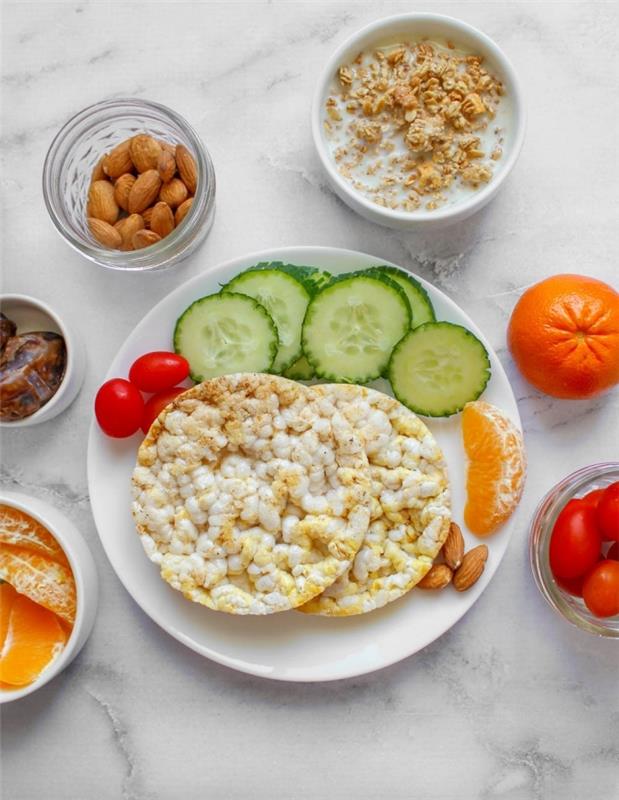 meyve, badem ve hurma içeren pirinç keklerinden oluşan dengeli ve sağlıklı bir kahvaltı için fikir