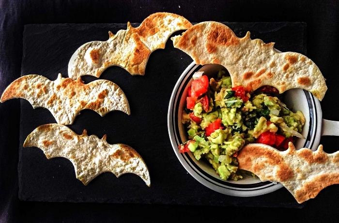 domača omaka guacamole s tortiljami v obliki netopirjev, izviren recept za prigrizek za noč čarovnic