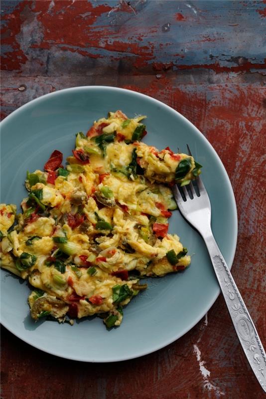 enostavna in hitra večerna jed z nizko vsebnostjo ogljikovih hidratov, recept za mehiško omleto s paradižnikom in papriko