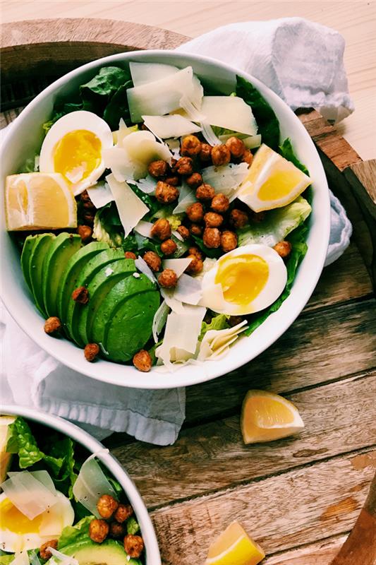 ızgara nohutlu marul salatası fikri avokado dilimleri parmesan yumurtaları zayıflama akşam yemeği