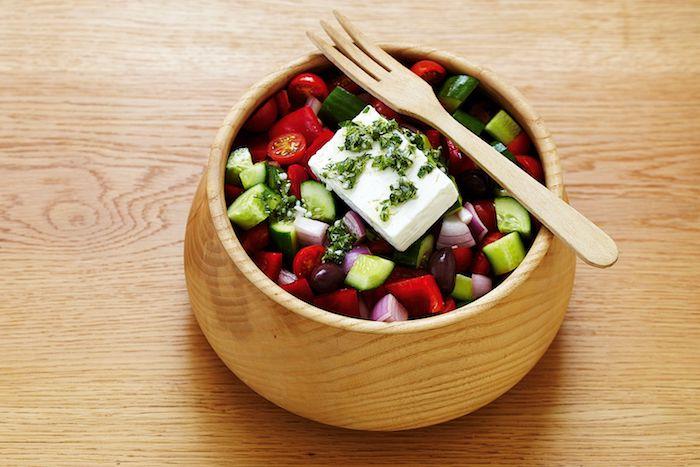 mišri salotų idėja medinis dubuo, pilnas daržovių medinė šakutė medinis stalas