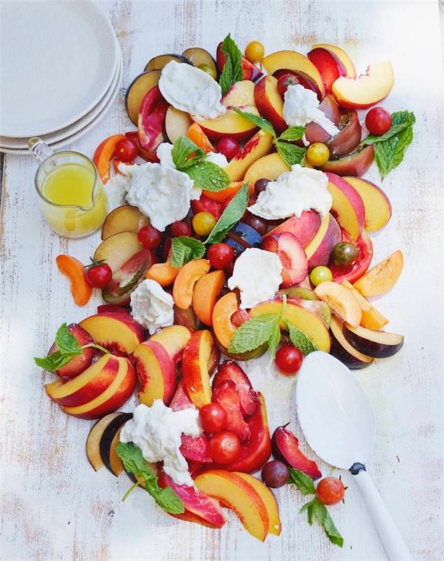 gurmaniškos itališkos naminės vaisių salotos iš persikų, vyšnių ir slyvų su burratos gabalėliais ir naminiu vinigretu
