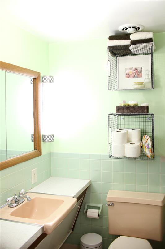 nasveti za prenovitev kopalnice po nizki ceni, kovinske omarice, ki nadomeščajo stenske police za industrijski pridih v kopalnici